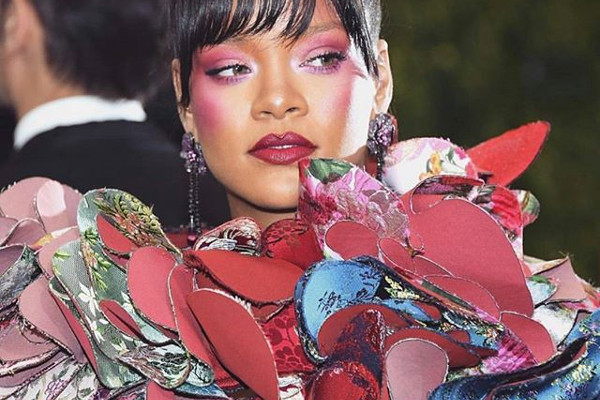 La chanteuse Rihanna avec sa robe Comme des garçons - collection automne 2016