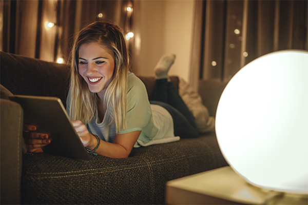 Jeune femme sur sa tablette en train de commander via Internet (Istock)