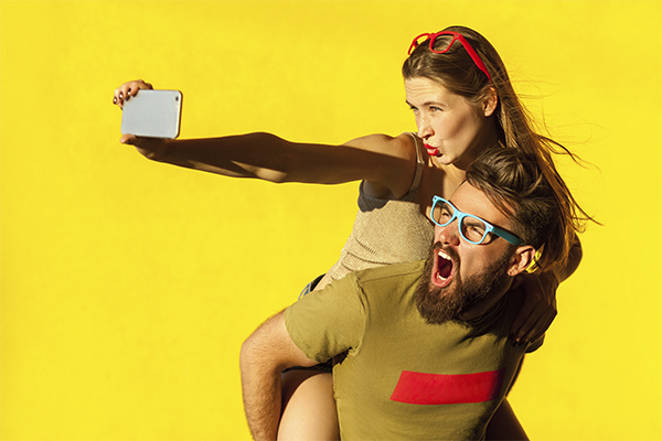 Couple prenant un selfie (Istock)