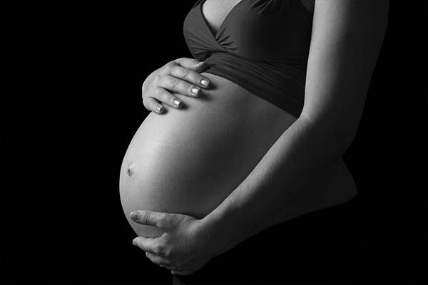 Jeune ventre d'une femme enceinte (iStock)