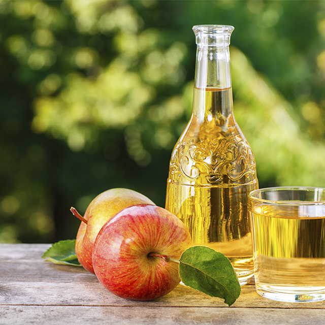 Remède naturel contre l'acné : le vinaigre de pomme (Istock)