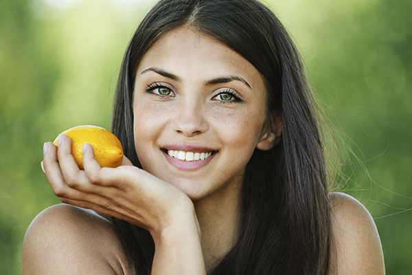Jeune femme avec un citron dans les mains (Istock)
