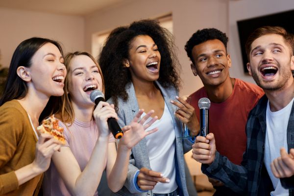 Lors d'une soirée karaoké, quel genre de chanson choisiriez-vous (Envato)